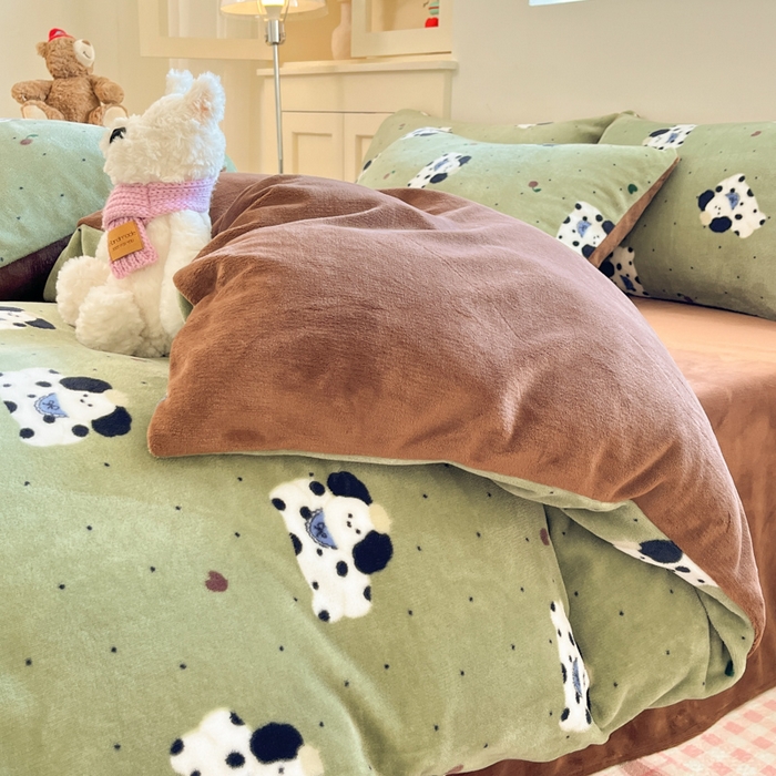 91家纺网 家纺一手货源 找家纺 玉海棠家纺 2025新款A类加厚牛奶绒印花四件套 抹茶绿狗