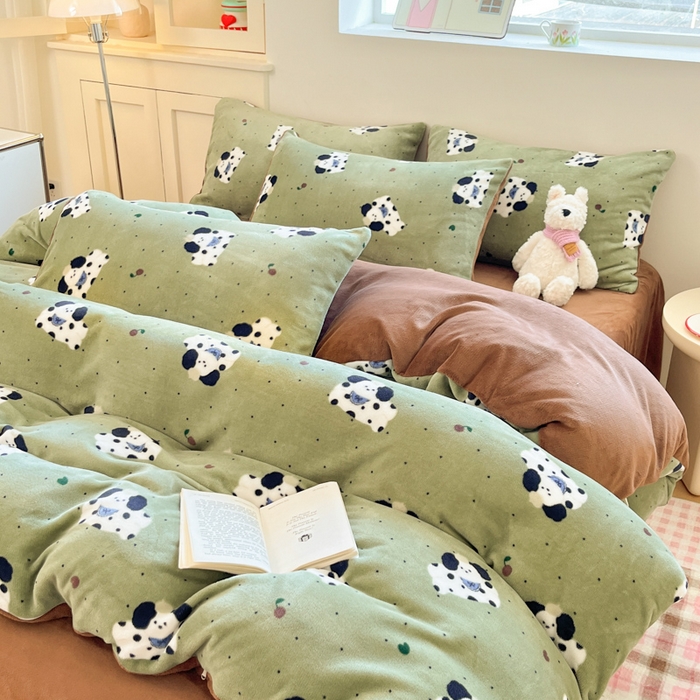 91家纺网 家纺一手货源 找家纺 玉海棠家纺 2025新款A类加厚牛奶绒印花四件套 抹茶绿狗