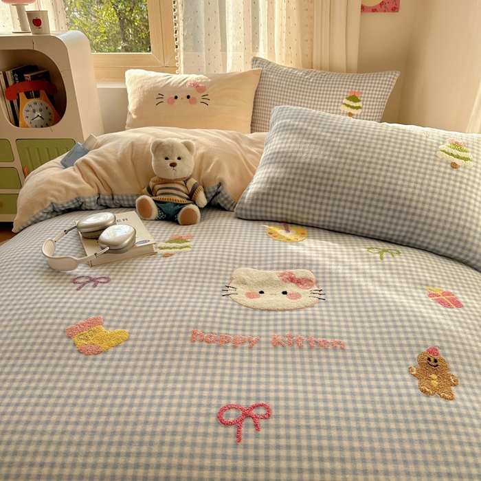 91家纺网 家纺一手货源 找家纺 顾里家纺 2025新款圣诞猫咪毛巾绣牛奶绒套件 蓝圣诞猫