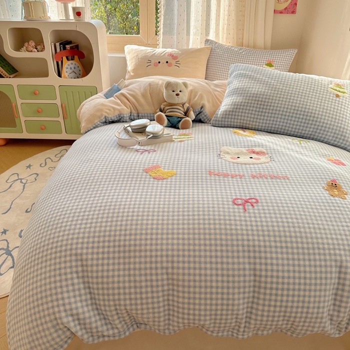 91家纺网 家纺一手货源 找家纺 顾里家纺 2025新款圣诞猫咪毛巾绣牛奶绒套件 蓝圣诞猫