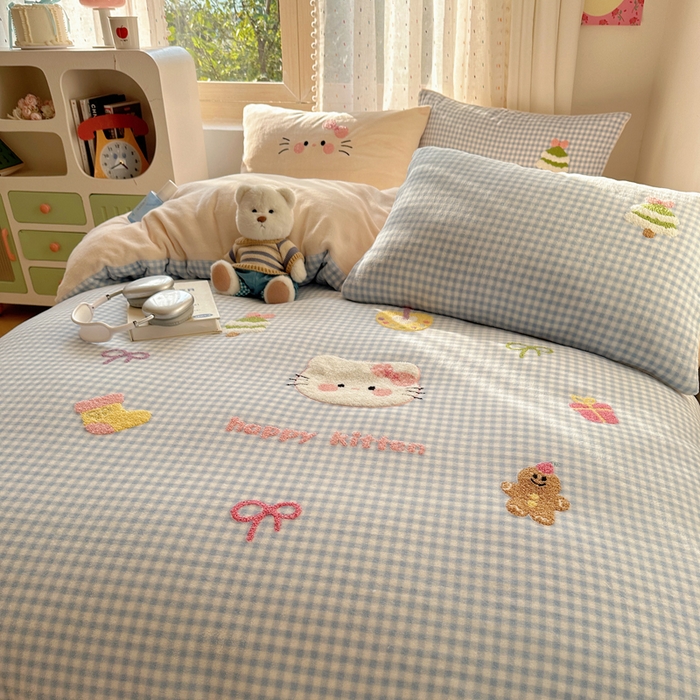 91家纺网 家纺一手货源 找家纺 顾里家纺 2025新款圣诞猫咪毛巾绣牛奶绒套件 蓝圣诞猫