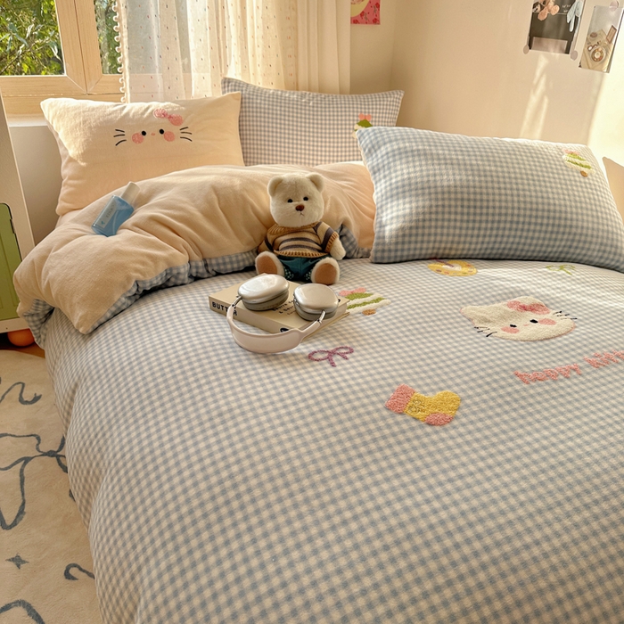 91家纺网 家纺一手货源 找家纺 顾里家纺 2025新款圣诞猫咪毛巾绣牛奶绒套件 蓝圣诞猫