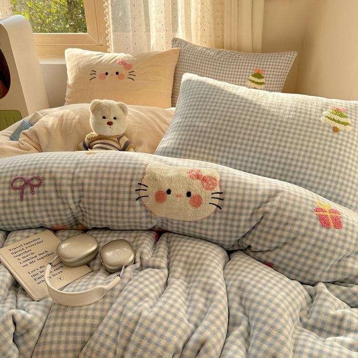 91家纺网 家纺一手货源 找家纺 顾里家纺 2025新款圣诞猫咪毛巾绣牛奶绒套件 蓝圣诞猫