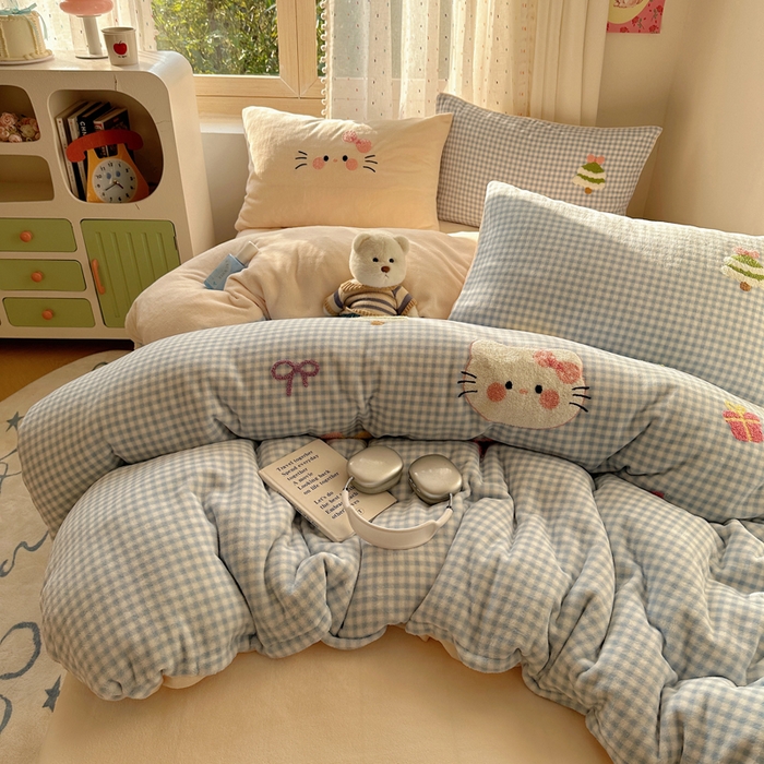 91家纺网 家纺一手货源 找家纺 顾里家纺 2025新款圣诞猫咪毛巾绣牛奶绒套件 蓝圣诞猫