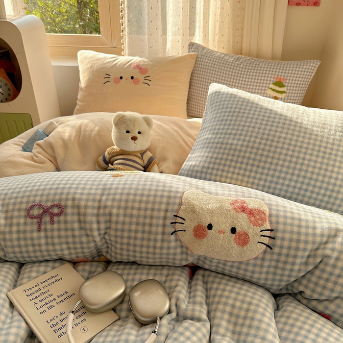 91家纺网 家纺一手货源 找家纺 顾里家纺 2025新款圣诞猫咪毛巾绣牛奶绒套件 蓝圣诞猫