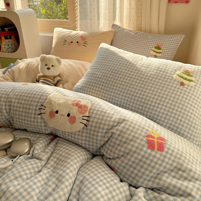 91家纺网 家纺一手货源 找家纺 顾里家纺 2025新款圣诞猫咪毛巾绣牛奶绒套件 蓝圣诞猫