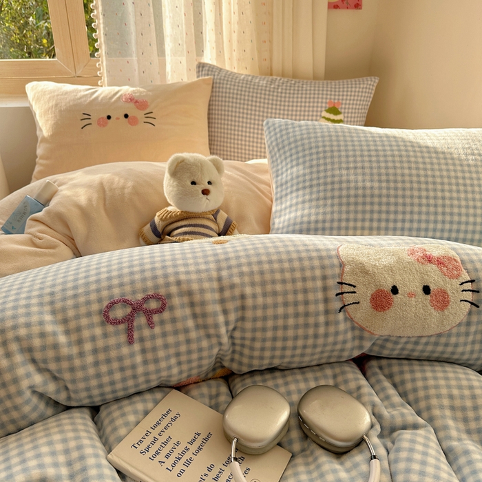 91家纺网 家纺一手货源 找家纺 顾里家纺 2025新款圣诞猫咪毛巾绣牛奶绒套件 蓝圣诞猫