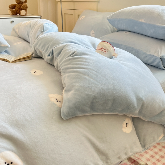 91家纺网 家纺一手货源 找家纺 玉海棠家纺 2025新款A类加厚牛奶绒印花四件套 绒绒小狗蓝