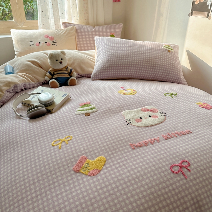 91家纺网 家纺一手货源 找家纺 顾里家纺 2025新款圣诞猫咪毛巾绣牛奶绒套件 紫圣诞猫