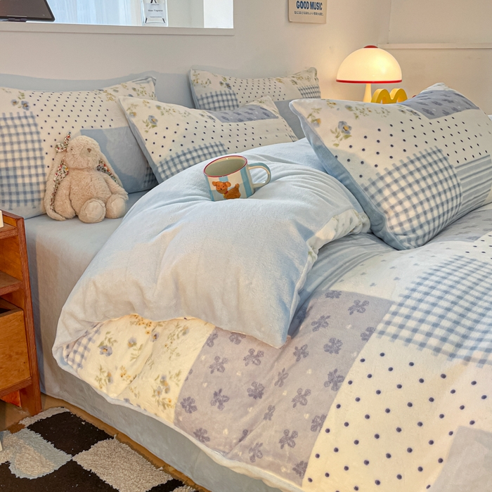 91家纺网 家纺一手货源 找家纺 玉海棠家纺 2025新款A类加厚牛奶绒印花四件套 田间春彩-蓝