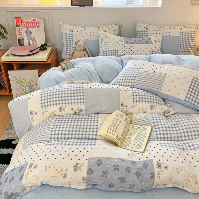 91家纺网 家纺一手货源 找家纺 玉海棠家纺 2025新款A类加厚牛奶绒印花四件套 田间春彩-蓝