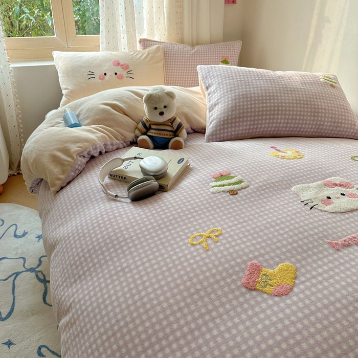 91家纺网 家纺一手货源 找家纺 顾里家纺 2025新款圣诞猫咪毛巾绣牛奶绒套件 紫圣诞猫