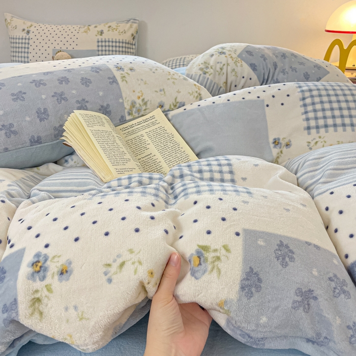 91家纺网 家纺一手货源 找家纺 玉海棠家纺 2025新款A类加厚牛奶绒印花四件套 田间春彩-蓝