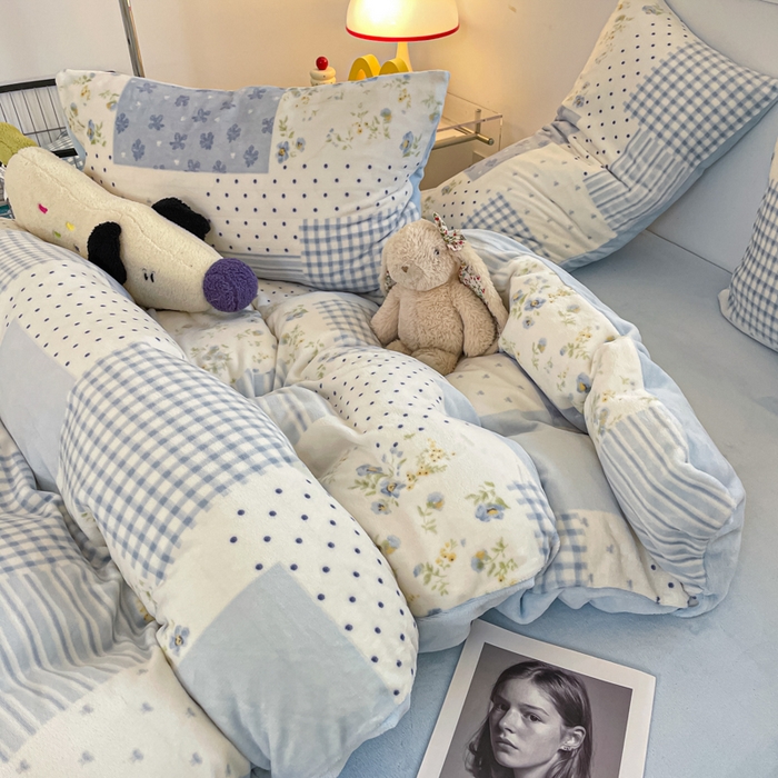 91家纺网 家纺一手货源 找家纺 玉海棠家纺 2025新款A类加厚牛奶绒印花四件套 田间春彩-蓝