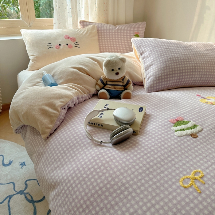 91家纺网 家纺一手货源 找家纺 顾里家纺 2025新款圣诞猫咪毛巾绣牛奶绒套件 紫圣诞猫