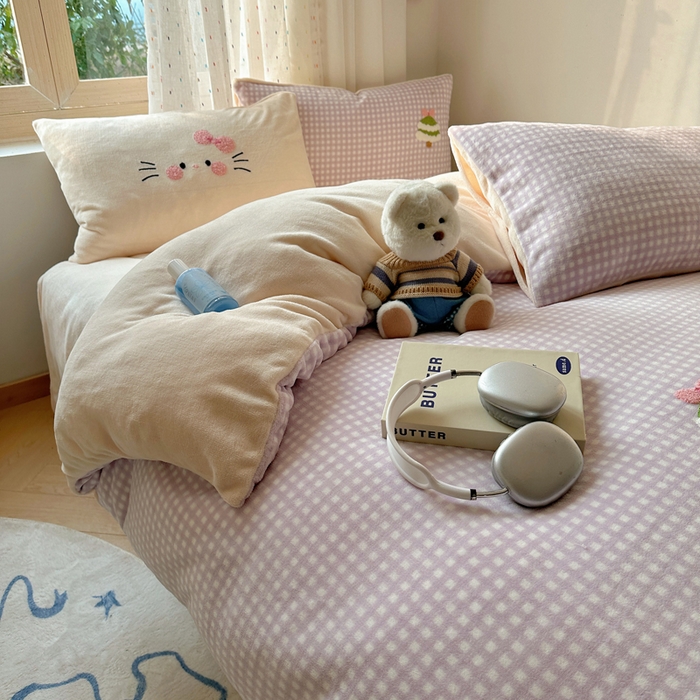 91家纺网 家纺一手货源 找家纺 顾里家纺 2025新款圣诞猫咪毛巾绣牛奶绒套件 紫圣诞猫