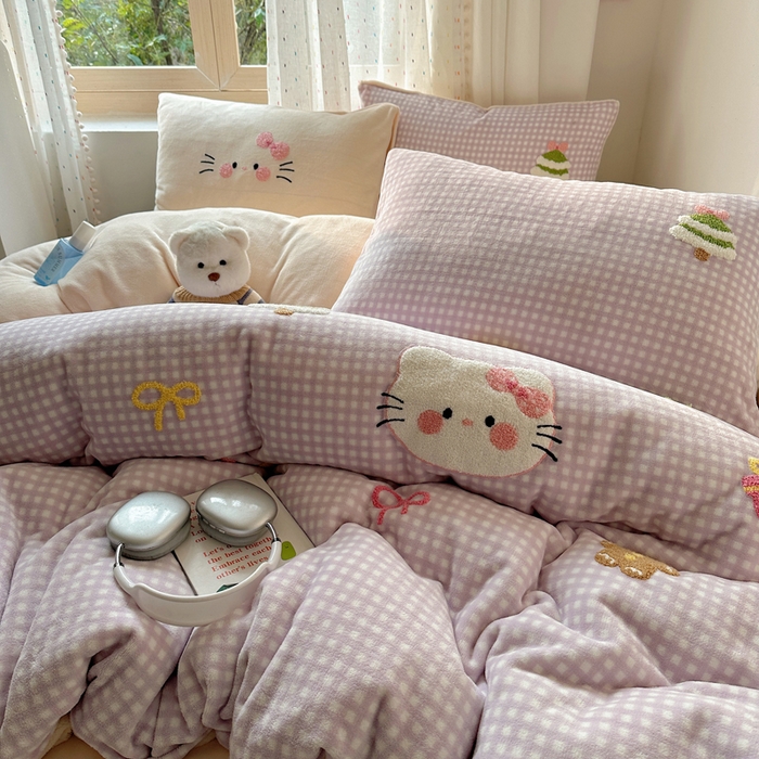 91家纺网 家纺一手货源 找家纺 顾里家纺 2025新款圣诞猫咪毛巾绣牛奶绒套件 紫圣诞猫