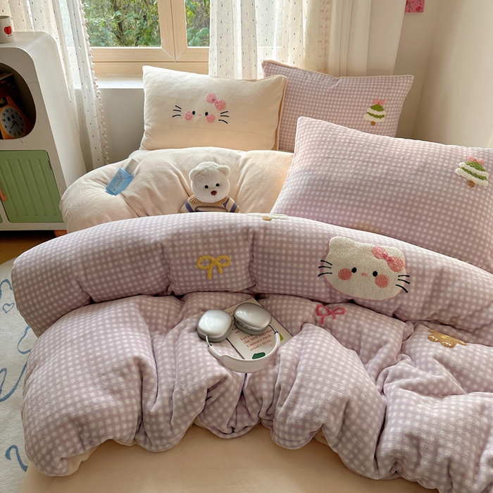 91家纺网 家纺一手货源 找家纺 顾里家纺 2025新款圣诞猫咪毛巾绣牛奶绒套件 紫圣诞猫