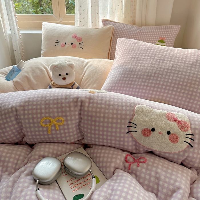 91家纺网 家纺一手货源 找家纺 顾里家纺 2025新款圣诞猫咪毛巾绣牛奶绒套件 紫圣诞猫