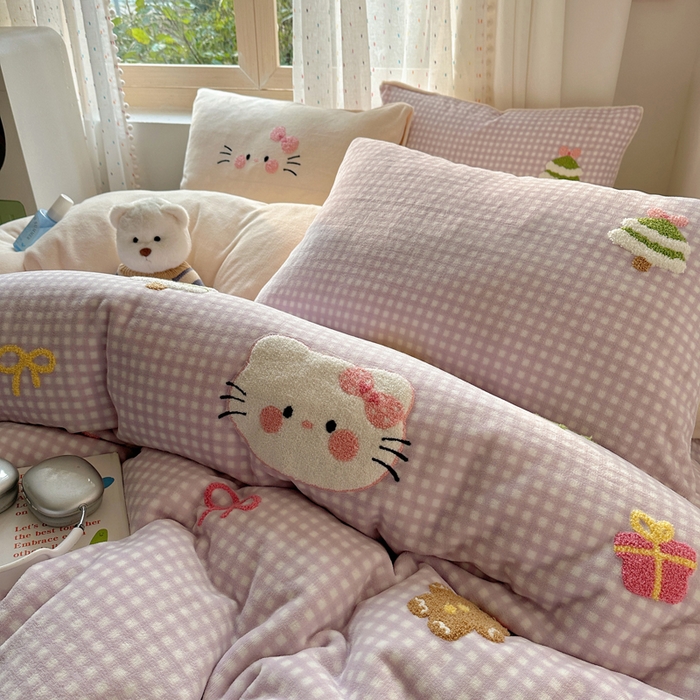 91家纺网 家纺一手货源 找家纺 顾里家纺 2025新款圣诞猫咪毛巾绣牛奶绒套件 紫圣诞猫