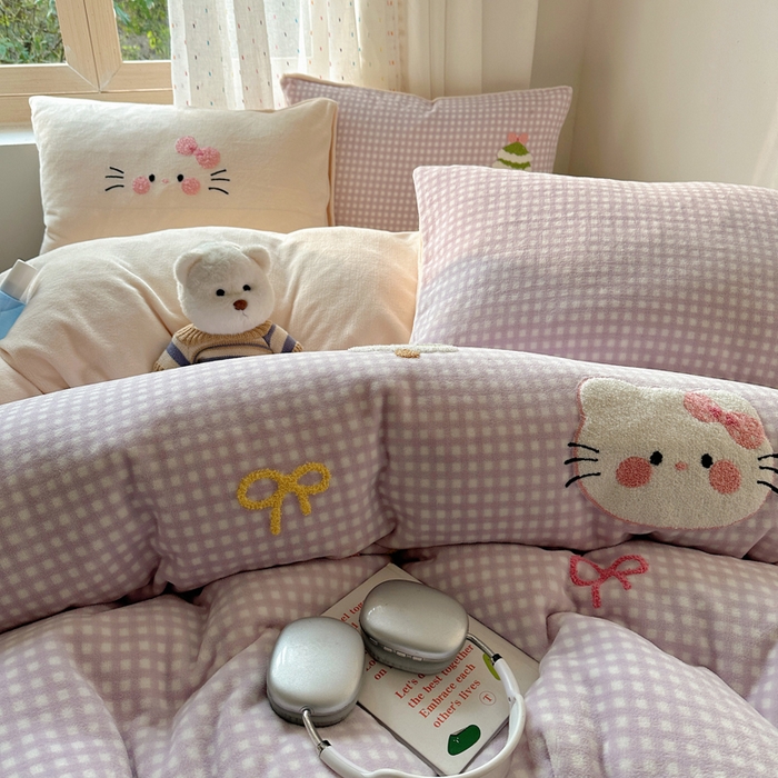 91家纺网 家纺一手货源 找家纺 顾里家纺 2025新款圣诞猫咪毛巾绣牛奶绒套件 紫圣诞猫