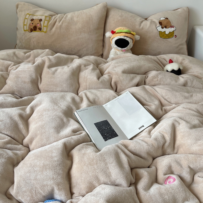 91家纺网 家纺一手货源 找家纺 （总）雨帆家纺 2025新款高克重牛奶绒毛巾绣四件套系列