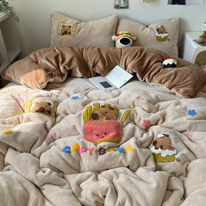 91家纺网 家纺一手货源 找家纺 （总）雨帆家纺 2025新款高克重牛奶绒毛巾绣四件套系列