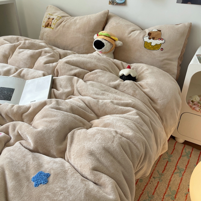 91家纺网 家纺一手货源 找家纺 （总）雨帆家纺 2025新款高克重牛奶绒毛巾绣四件套系列