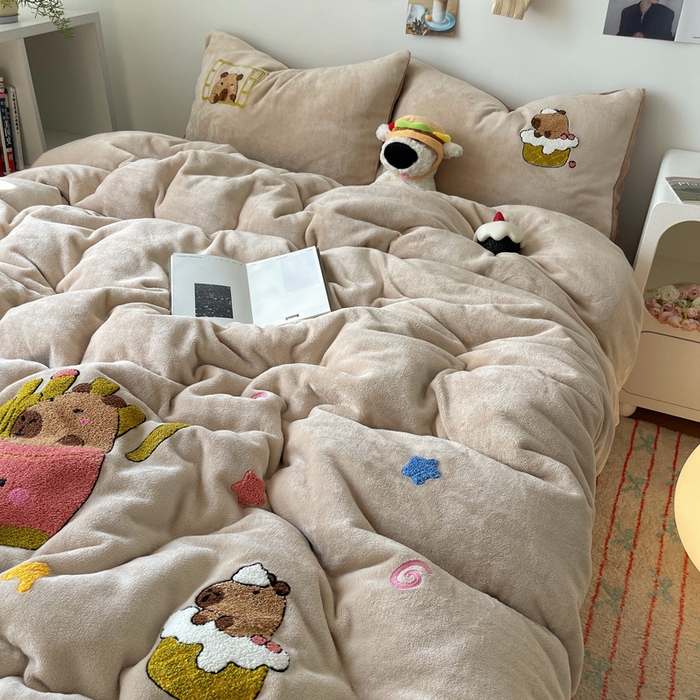 91家纺网 家纺一手货源 找家纺 （总）雨帆家纺 2025新款高克重牛奶绒毛巾绣四件套系列