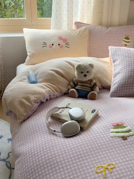 91家纺网 家纺一手货源 找家纺 顾里家纺 2025新款圣诞猫咪毛巾绣牛奶绒套件 紫圣诞猫