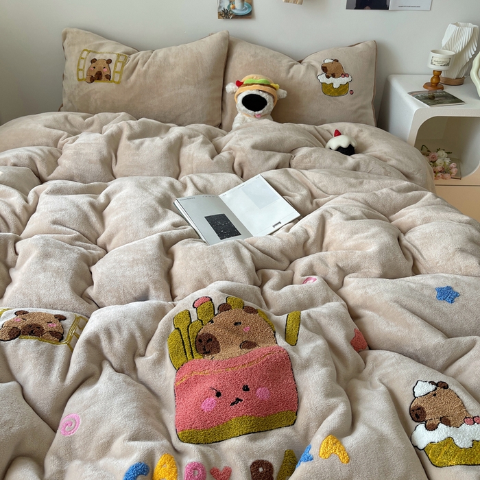 91家纺网 家纺一手货源 找家纺 雨帆家纺 2025新款高克重牛奶绒毛巾绣四件套系列 卡皮巴拉