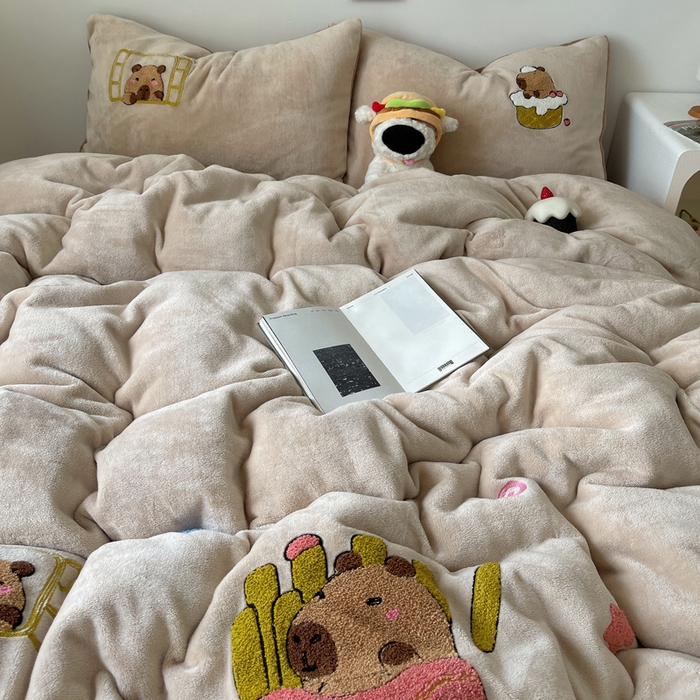 91家纺网 家纺一手货源 找家纺 雨帆家纺 2025新款高克重牛奶绒毛巾绣四件套系列 卡皮巴拉