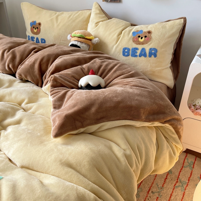 91家纺网 家纺一手货源 找家纺 雨帆家纺 2025新款高克重牛奶绒毛巾绣四件套系列 小熊礼物