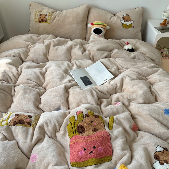 91家纺网 家纺一手货源 找家纺 雨帆家纺 2025新款高克重牛奶绒毛巾绣四件套系列 卡皮巴拉