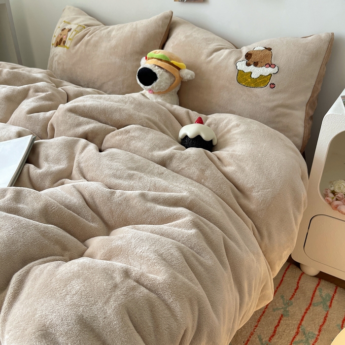 91家纺网 家纺一手货源 找家纺 雨帆家纺 2025新款高克重牛奶绒毛巾绣四件套系列 卡皮巴拉