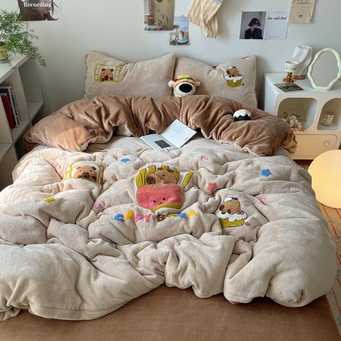 91家纺网 家纺一手货源 找家纺 雨帆家纺 2025新款高克重牛奶绒毛巾绣四件套系列 卡皮巴拉