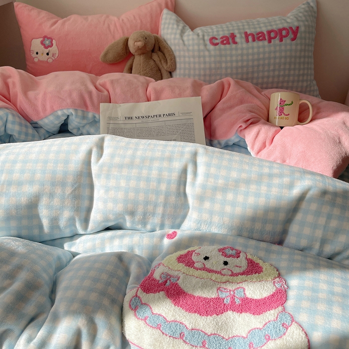 91家纺网 家纺一手货源 找家纺 雨帆家纺 2025新款高克重牛奶绒毛巾绣四件套系列 蛋糕猫