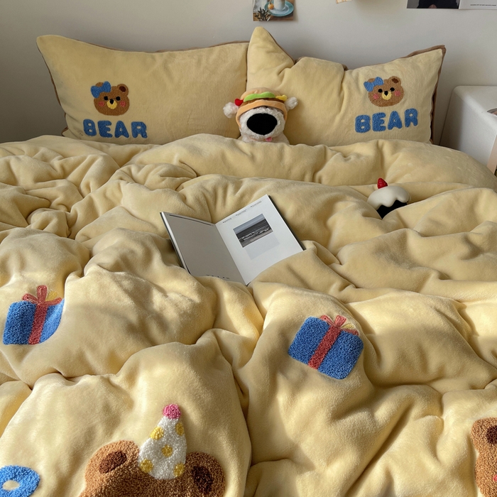 91家纺网 家纺一手货源 找家纺 雨帆家纺 2025新款高克重牛奶绒毛巾绣四件套系列 小熊礼物