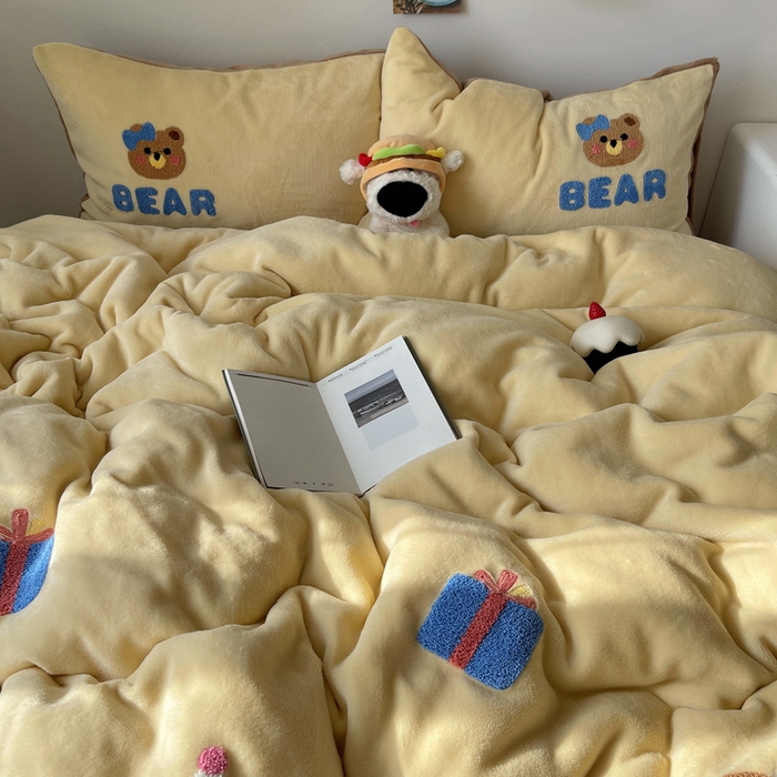 91家纺网 家纺一手货源 找家纺 雨帆家纺 2025新款高克重牛奶绒毛巾绣四件套系列 小熊礼物