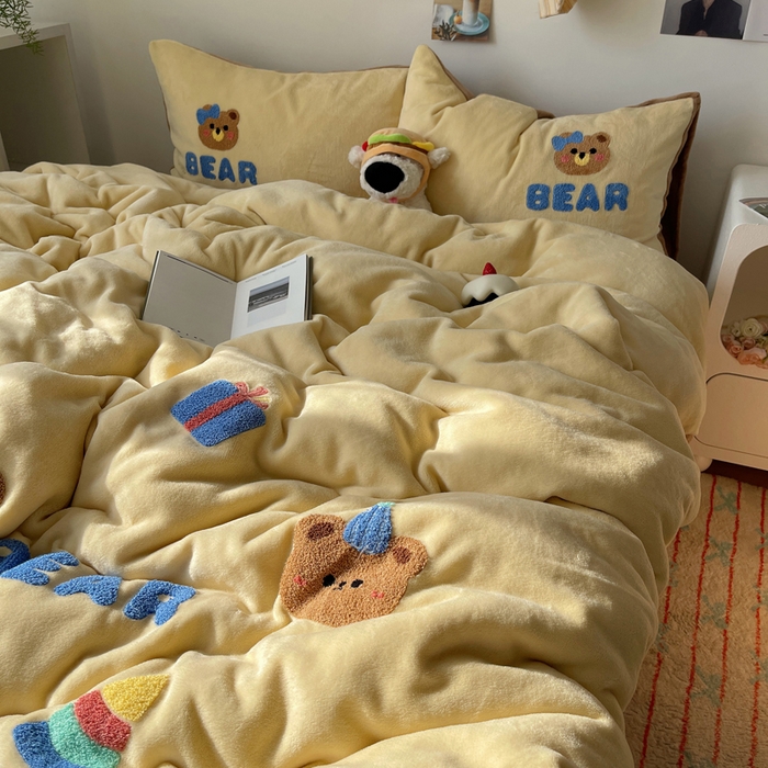 91家纺网 家纺一手货源 找家纺 雨帆家纺 2025新款高克重牛奶绒毛巾绣四件套系列 小熊礼物