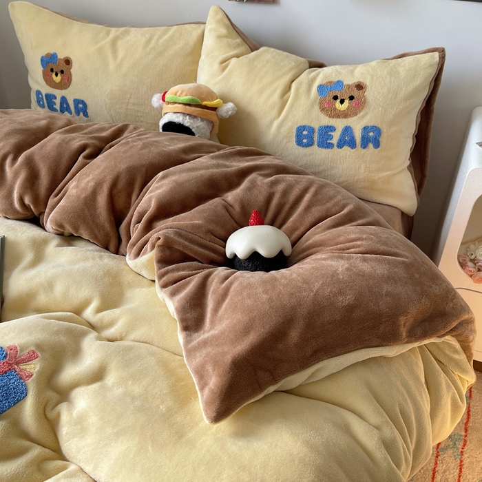 91家纺网 家纺一手货源 找家纺 雨帆家纺 2025新款高克重牛奶绒毛巾绣四件套系列 小熊礼物