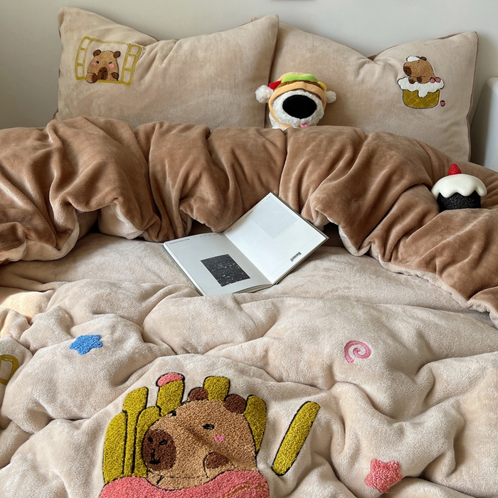 91家纺网 家纺一手货源 找家纺 雨帆家纺 2025新款高克重牛奶绒毛巾绣四件套系列 卡皮巴拉