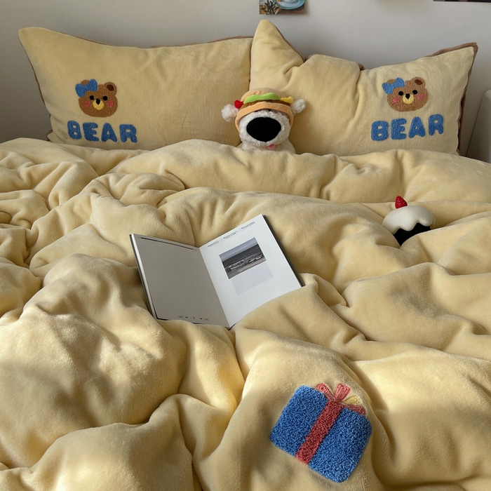 91家纺网 家纺一手货源 找家纺 雨帆家纺 2025新款高克重牛奶绒毛巾绣四件套系列 小熊礼物