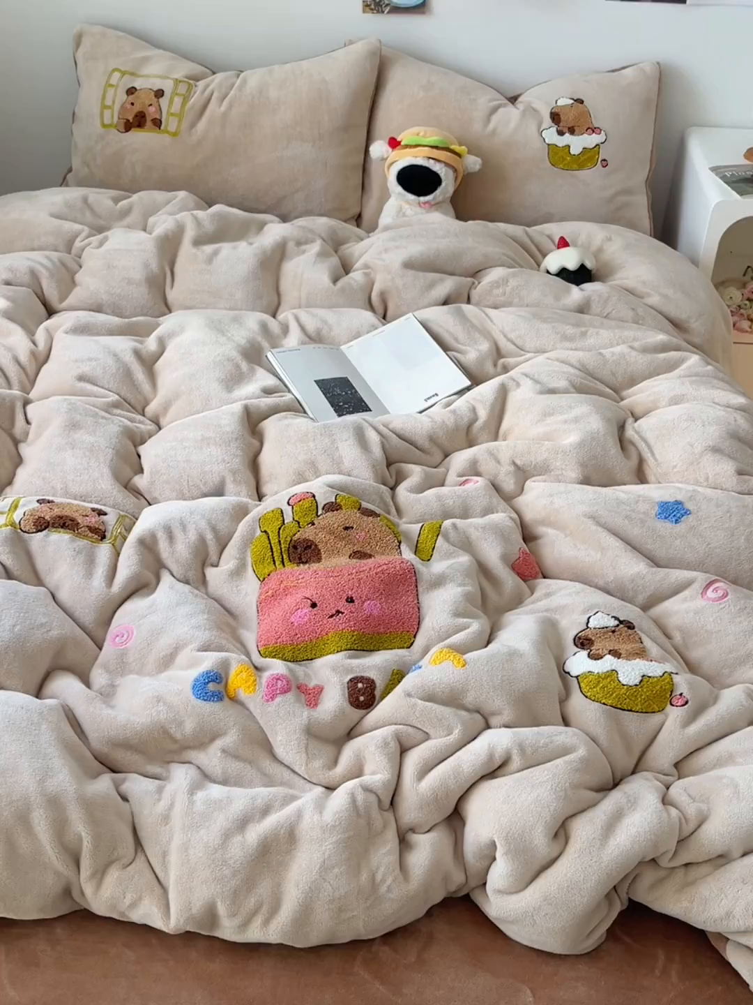 91家纺网 家纺一手货源 找家纺 （总）雨帆家纺 2025新款高克重牛奶绒毛巾绣四件套系列