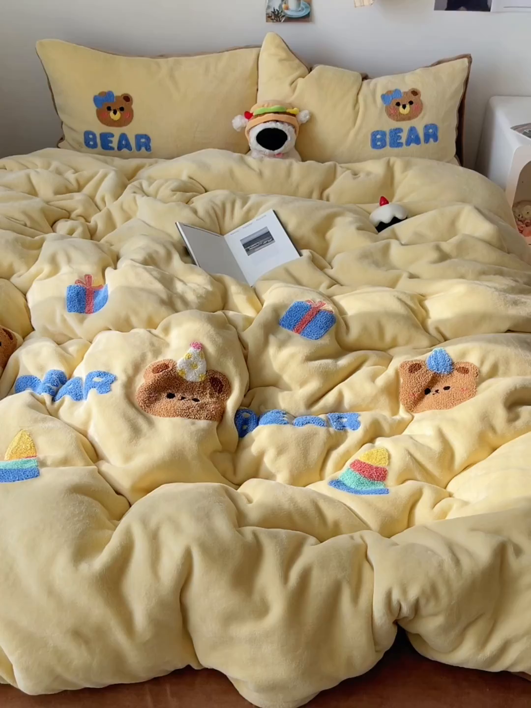 91家纺网 家纺一手货源 找家纺 雨帆家纺 2025新款高克重牛奶绒毛巾绣四件套系列 小熊礼物