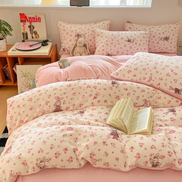 91家纺网 家纺一手货源 找家纺 玉海棠家纺 2025新款A类加厚牛奶绒印花四件套 小兔舞