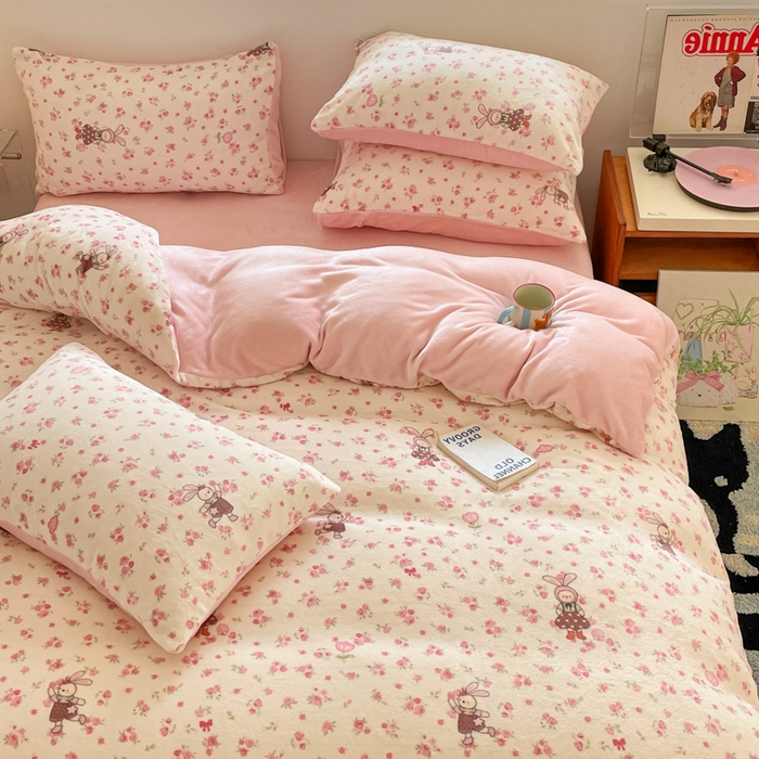 91家纺网 家纺一手货源 找家纺 玉海棠家纺 2025新款A类加厚牛奶绒印花四件套 小兔舞