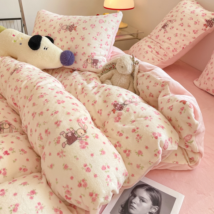 91家纺网 家纺一手货源 找家纺 玉海棠家纺 2025新款A类加厚牛奶绒印花四件套 小兔舞