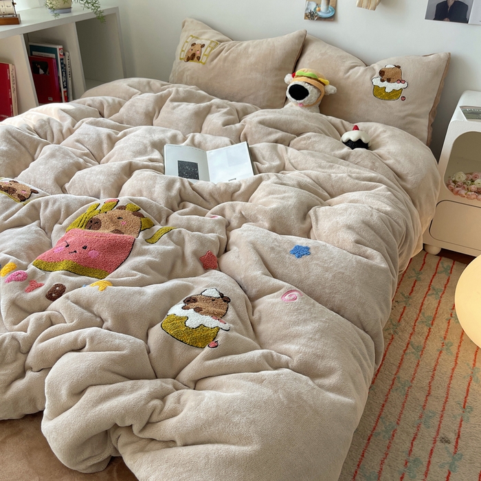 91家纺网 家纺一手货源 找家纺 雨帆家纺 2025新款高克重牛奶绒毛巾绣四件套系列 卡皮巴拉