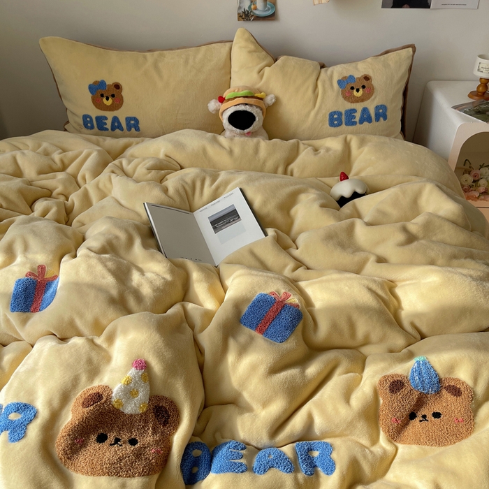 91家纺网 家纺一手货源 找家纺 雨帆家纺 2025新款高克重牛奶绒毛巾绣四件套系列 小熊礼物